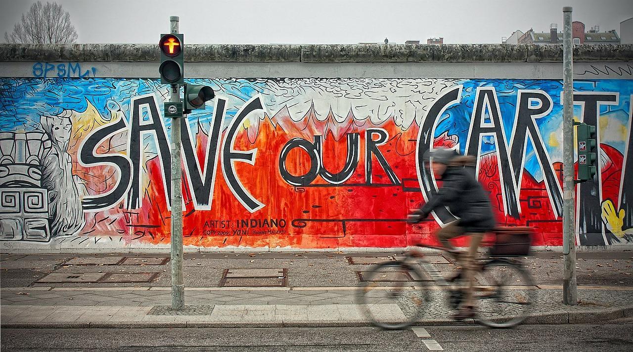 Radfahrer vor der Berliner Mauer