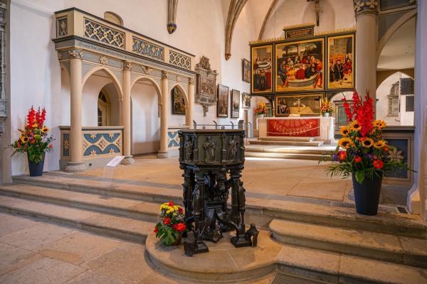 Stadtkirche St. Marien innen, mit Reformations-Altar von Cranach d.Ä. und Taufbecken von Hermann Vischer